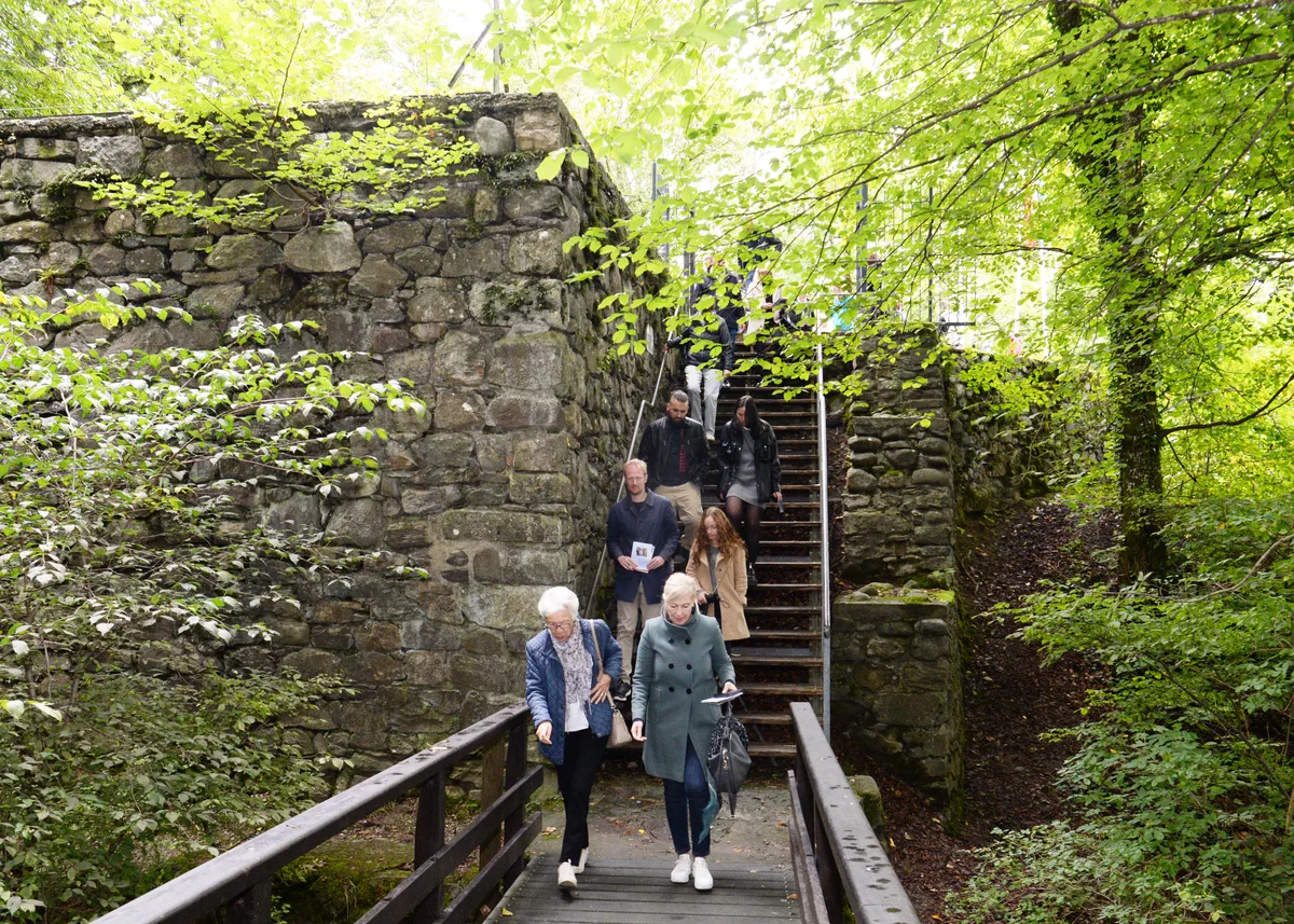 Die Neuzuzüger in Dübendorf werden durch die Stadt geführt und besuchen die Holzkorporation und die Burgruine Dübelstein.